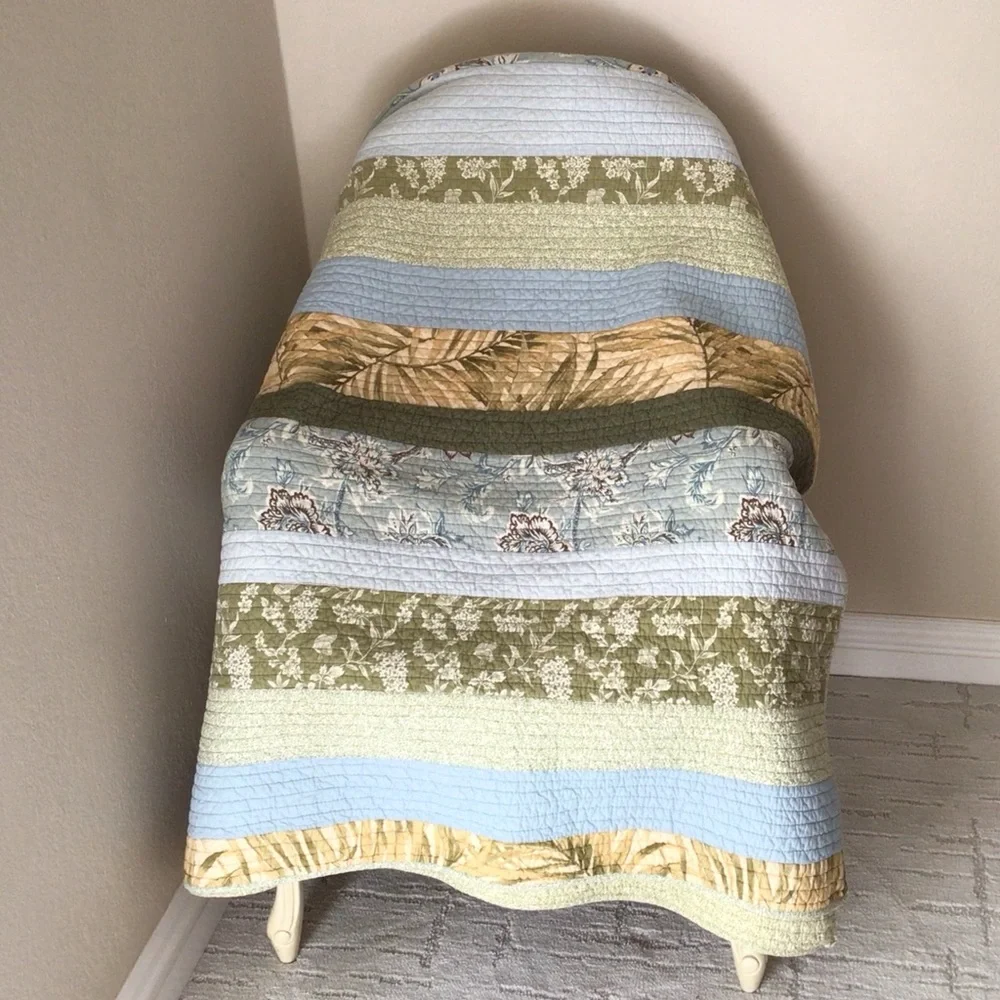 New set of Queen Quilt and two standard pillow shams cases